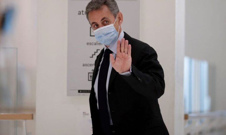 Ex-presidente francês Nicolas Sarkozy é condenado a 3 anos de prisão