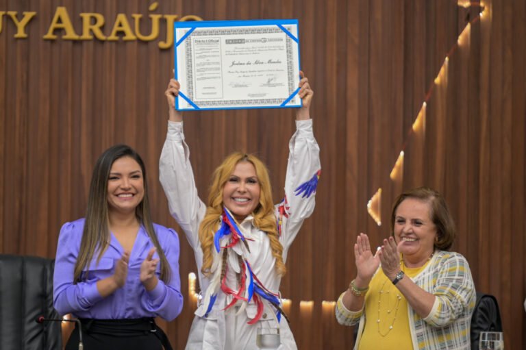 Deputada Joana Darc entrega Título de Cidadã do Amazonas para Joelma, do Calypso