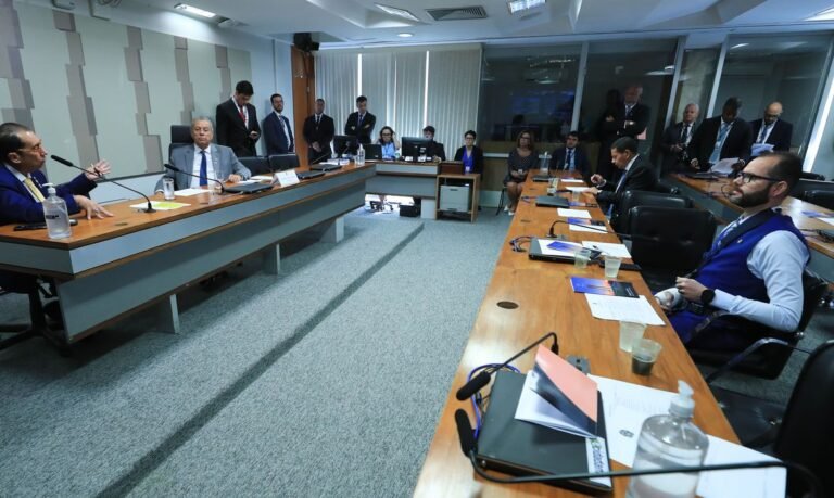 Conselho de Ética abre processo contra cinco senadores