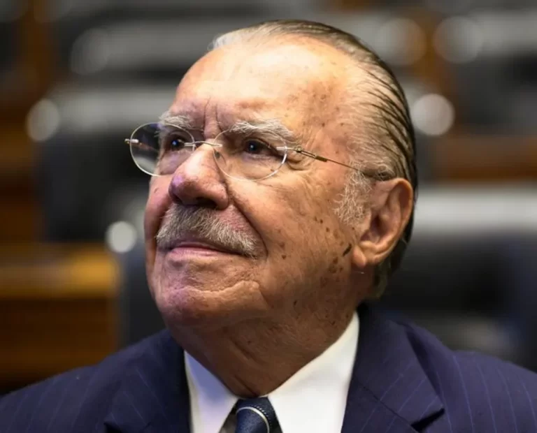 Ex-presidente José Sarney é internado após sofrer queda em casa