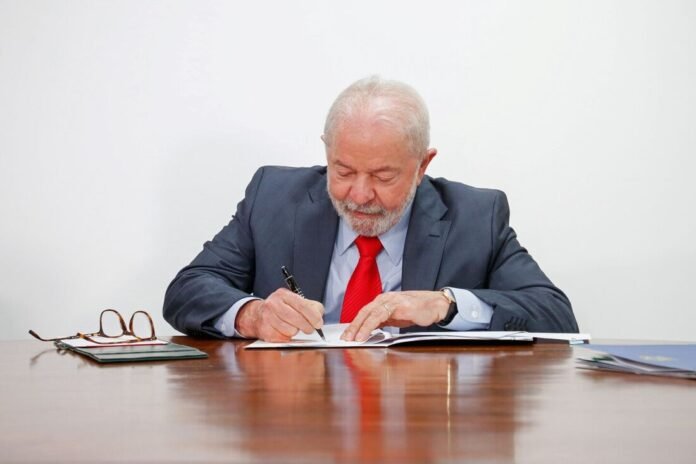 lula assinando