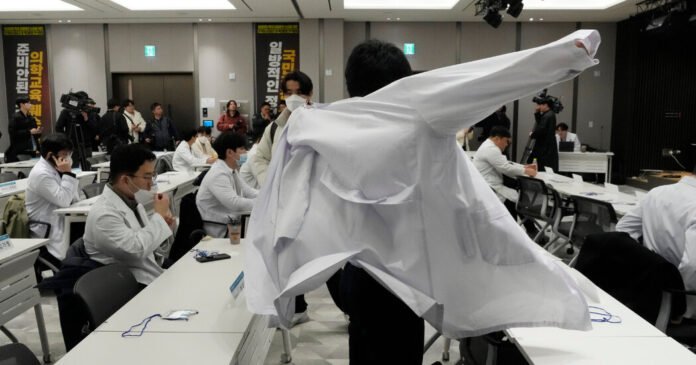 As-ultimas-noticias-sobre-a-greve-dos-medicos-na-Coreia.jpg The Latest on Why Doctors in South Korea Are on Strike