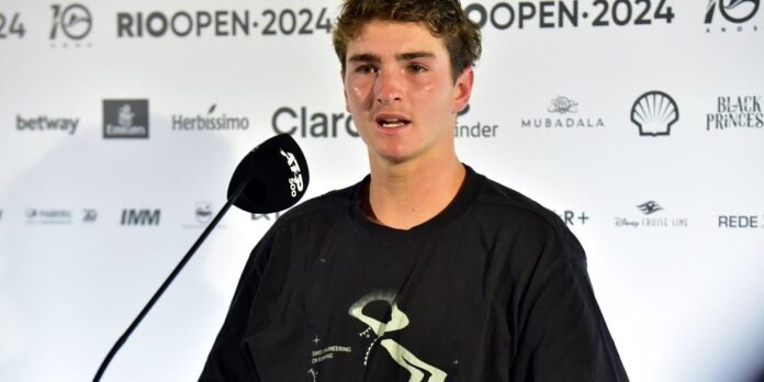 Campanha-no-Rio-Open-de-Tenis-leva-Joao-Fonseca-a.jpg Campanha no Rio Open de tênis faz João Fonseca subir 313 posições