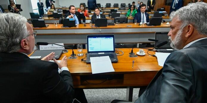 Em-encontro-privado-senadores-ouvem-secretario-sobre-fuga-em-Mossoro.jpg Em reunião reservada, senadores ouvem secretário sobre fuga em Mossoró