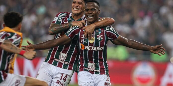 Fluminense-vence-a-LDU-e-conquista-a-Recopa-Sul-Americana.jpg Fluminense conquista título da Recopa Sul-Americana sobre a LDU