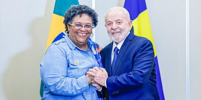 Lula-e-Mia-Mottley-debatem-questoes-climaticas-em-encontro-na.jpg Lula e Mia Mottley discutem mudança climática em reunião na Guiana