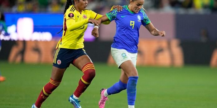 Selecao-feminina-de-futebol-conquista-vitoria-e-avanca-na-Copa.jpg Seleção feminina de futebol vence e se classifica na Copa Ouro