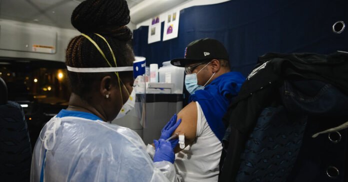 Vacinas-nao-erradicaram-a-Mpox-descobre-estudo-Pessoas-sim.jpg Vaccines Didn’t Turn Back Mpox, Study Finds. People Did.