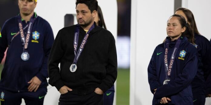 Arthur-Elias-destaca-importancia-da-presenca-do-Brasil-na-Copa.jpg Arthur Elias valoriza participação do Brasil na Copa Ouro feminina