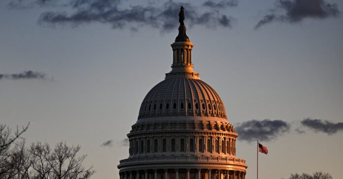 Camara-aprova-projeto-de-lei-para-forcar-a-venda-do.jpg House Passes Bill to Force TikTok Sale From Chinese Owner or Ban the App
