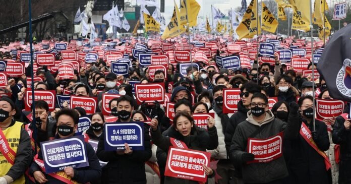 Coreia-do-Sul-vai-suspender-licencas-de-milhares-de-medicos.jpg South Korea to Suspend Licenses of Thousands of Striking Doctors