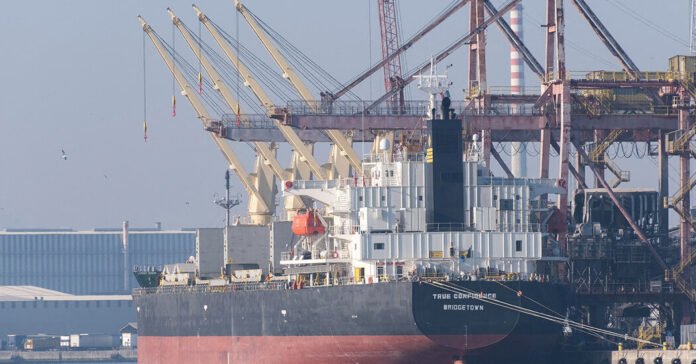 Crise-no-Oriente-Medio-Houthis-reivindicam-ataque-letal-a-navio.jpg Middle East Crisis: Houthis Claim Lethal Attack on Commercial Ship Near Yemen