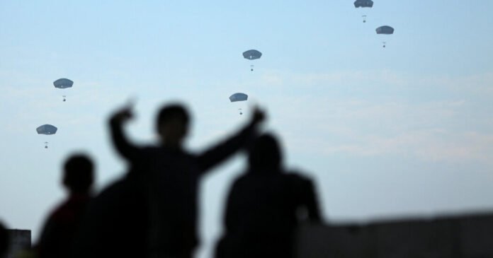 EUA-Realiza-Primeira-Entrega-Aerea-de-Ajuda-a-Gaza.jpg U.S. Makes First Airdrop of Aid Into Gaza