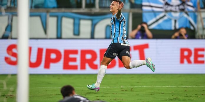 Gremio-derrota-Brasil-de-Pelotas-e-avanca-para-as-semifinais.jpg Grêmio supera Brasil de Pelotas e avança às semifinais do Gauchão