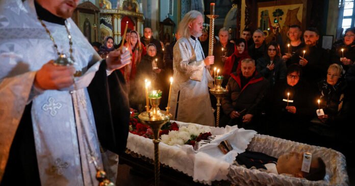 Imagem-do-Funeral-de-Navalny-Revela-Texturas-de-Fe-e.jpg Navalny Funeral Image Reveals Textures of Faith and State in Russia
