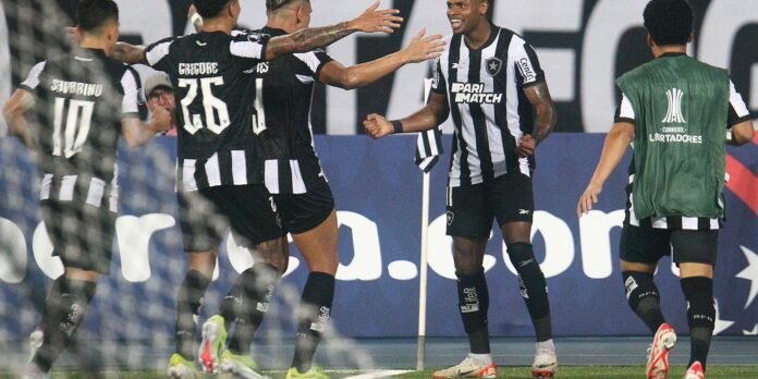 Junior-Santos-lidera-Botafogo-para-a-vitoria-contra-o-Bragantino.jpg Júnior Santos comanda Botafogo em vitória sobre o Bragantino