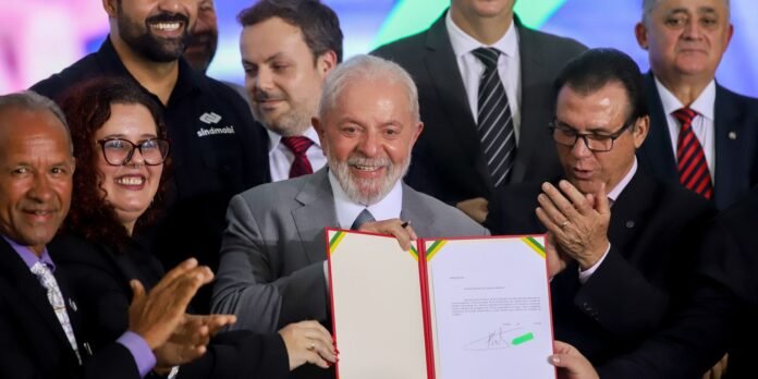 Lula-firma-projeto-que-regulamenta-atividade-de-motoristas-de-aplicativo.jpg Lula assina projeto que regula atividade de motoristas de aplicativo