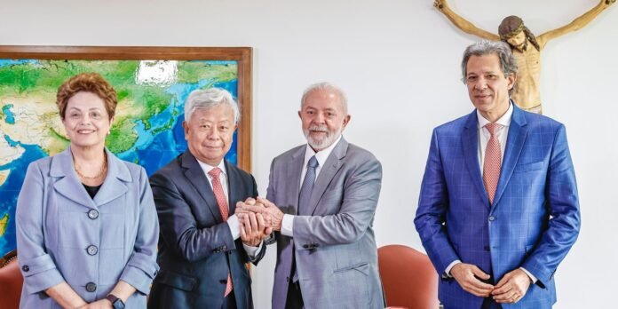 Lula-negocia-acordos-de-infraestrutura-com-banco-chines.jpeg Lula discute parcerias em infraestrutura com banco chinês