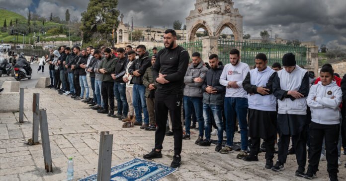 Navegando-pelas-Restricoes-Israelenses-Muitos-Palestinos-Acham-Dificil-Chegar-a.jpg Navigating Israeli Restrictions, Many Palestinians Find It Hard to Reach Al Aqsa