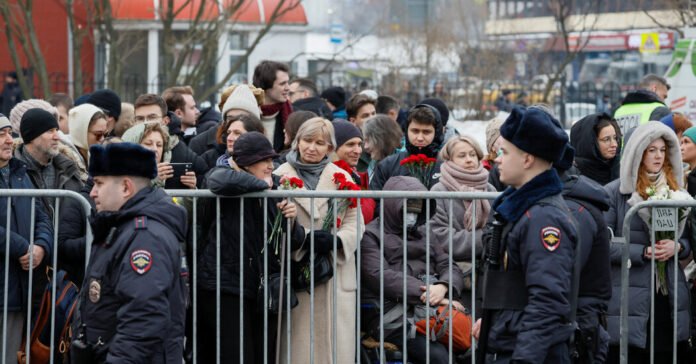 Participantes-se-reunem-para-o-funeral-de-Navalny-em-Moscou.jpg Mourners Gather for Navalny’s Funeral in Moscow