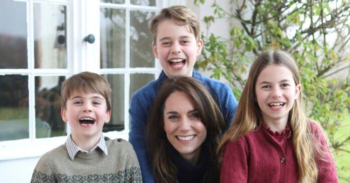 Primeira-Foto-Oficial-da-Princesa-Catarina-Apos-Cirurgia-E-Divulgada.jpg First Official Photo of Princess Catherine Since Surgery Is Released by Royal Palace