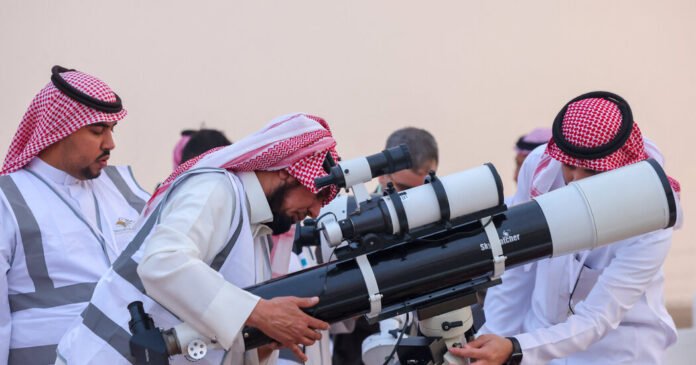 Ramada-2024-Avistamentos-da-Lua-Crescente-Determinam-os-Horarios-de.jpg Ramadan 2024: Crescent Moon Sightings Determine Start Times