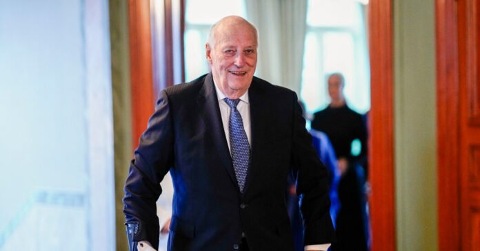 Rei-Harald-V-da-Noruega-recebe-um-marca-passo-temporario-na.jpg King Harald V of Norway Receives Temporary Pacemaker in Malaysia