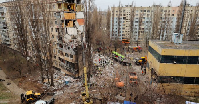 Toll-de-Mortos-em-Ataque-Russo-Aumenta-para-10-enquanto.jpg Russian Strike’s Toll Rises to 10 as Zelensky Blames Air Defense Delay