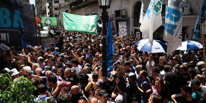 Trabalhadores-se-unem-para-lutar-contra-o-fechamento-da-agencia.jpg Trabalhadores se mobilizam contra extinção da agência pública Télam