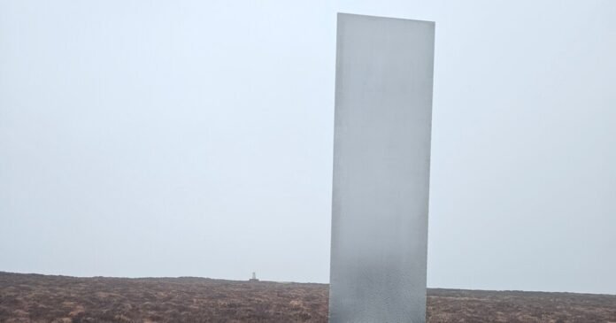 Um-Monolito-Perfeito-Aparece-no-Pais-de-Gales.jpg A ‘Perfect Monolith’ Appears in Wales