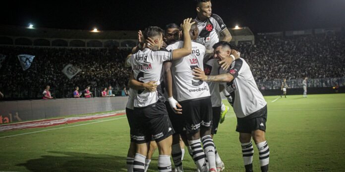 Vasco-derrota-Agua-Santa-e-avanca-na-Copa-do-Brasil.jpg Vasco vence Água Santa para seguir em frente na Copa do Brasil