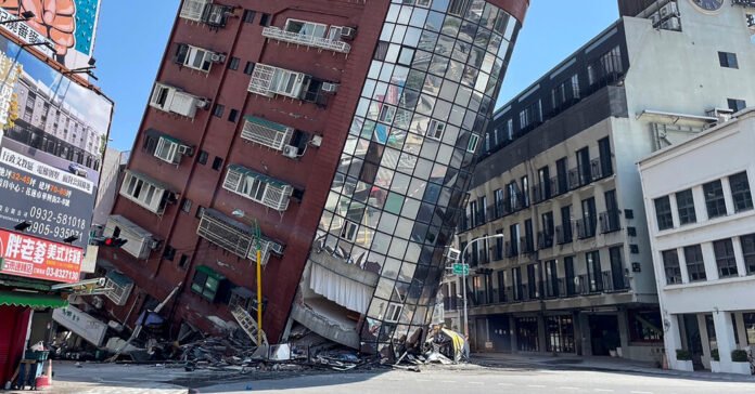 As-Consequencias-do-Terremoto-em-Taiwan-em-Fotos.jpg The Taiwan Earthquake’s Aftermath in Photos