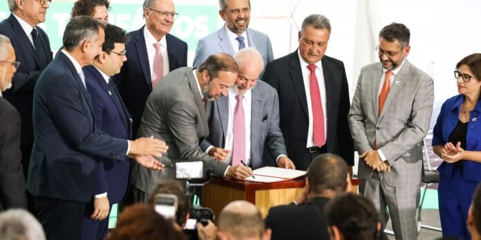 Lula-assina-medida-provisoria-que-preve-reducao-de-35-a.jpg Lula assina MP que prevê redução de 3,5% a 5% na conta de luz