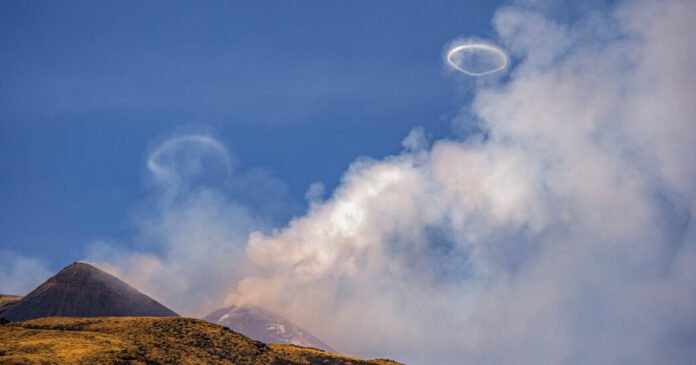 Monte-Etna-lanca-aneis-de-vortice-vulcanico-nos-ceus-da.jpg Mount Etna Spews Volcanic Vortex Rings Into Italy’s Sky