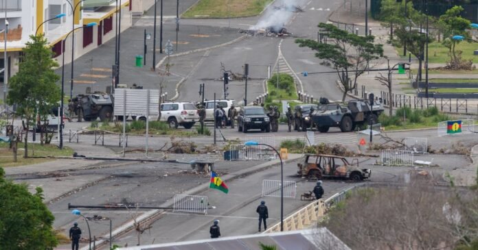 Presidente-Macron-Chega-a-Nova-Caledonia-Territorio-Frances-a-Beira.jpg President Macron Arrives in New Caledonia, French Territory on Brink of Civil War