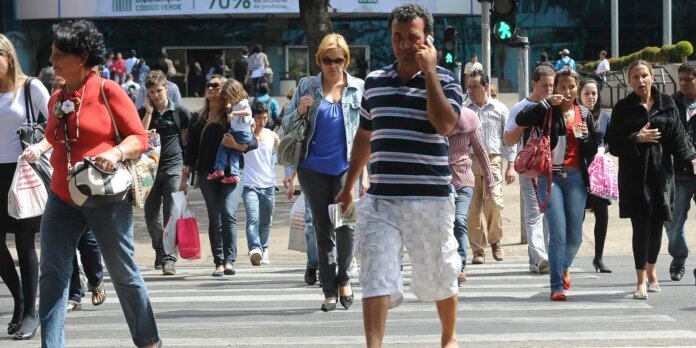 Desemprego-recua-para-71-o-menor-do-trimestre-desde-2014.jpg Desemprego recua para 7,1%, o menor do trimestre desde 2014