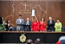 Roberto Cidade outorga a Medalha Ruy Araújo à cunhã-poranga Isabelle Nogueira