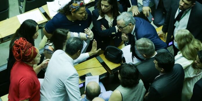 Camara-aprova-PEC-que-perdoa-multas-e-cotas-raciais-de.jpg Câmara aprova PEC que perdoa multas e cotas raciais de partidos