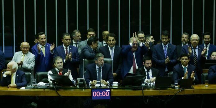 Camara-aprova-texto-base-da-reforma-tributaria-com-trava-no-IVA.jpg Câmara aprova texto-base da reforma tributária com trava no IVA