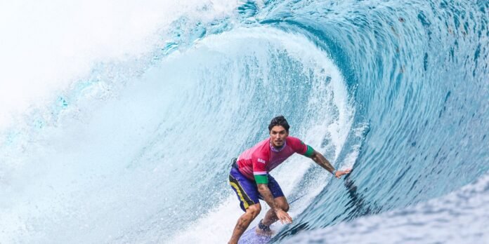 Gabriel-Medina-brilha-em-Teahupoo-e-chega-as-quartas-de.jpeg Gabriel Medina brilha em Teahupoo e chega às quartas de final no surfe