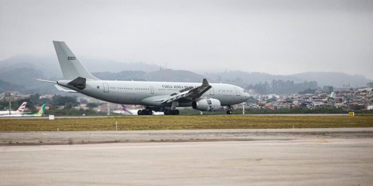 Avião com 221 brasileiros repatriados do Líbano chega em Guarulhos