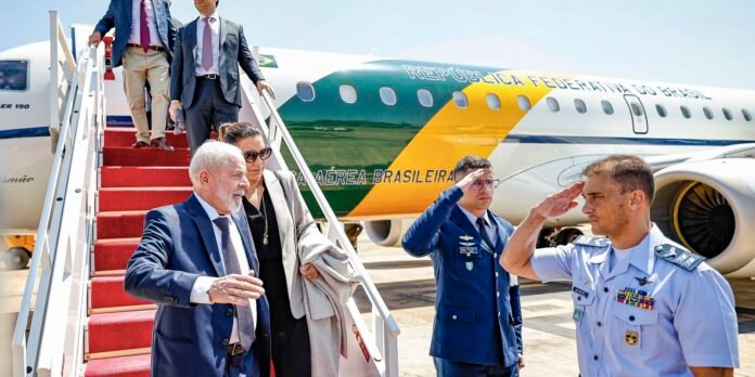 Lula-desembarca-em-Brasilia-apos-problema-com-aviao-no-Mexico.jpg Lula desembarca em Brasília após problema com avião no México