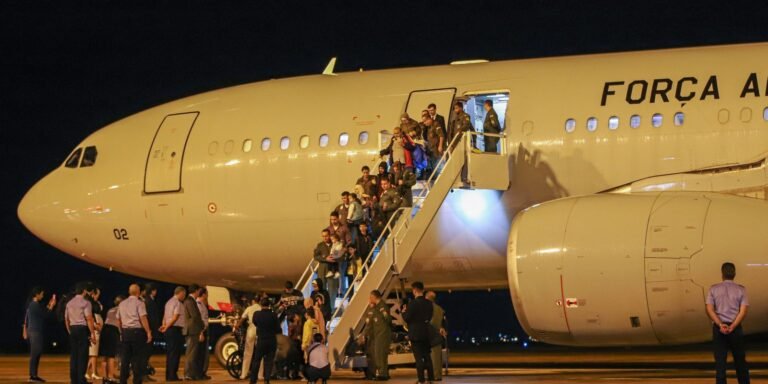 Mais um voo da FAB com 237 repatriados do Líbano chega a SP