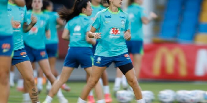 Seleção feminina realiza primeiro treino com todas as convocadas