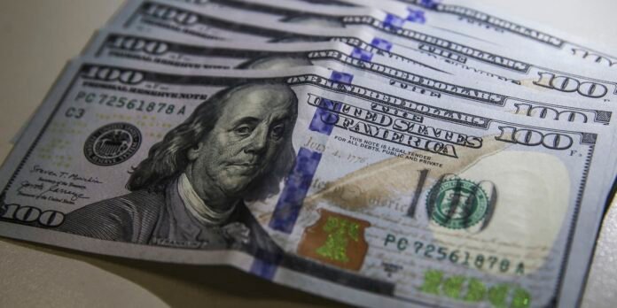 Dólar cai para R$ 6,04 em expectativa com reunião do Copom