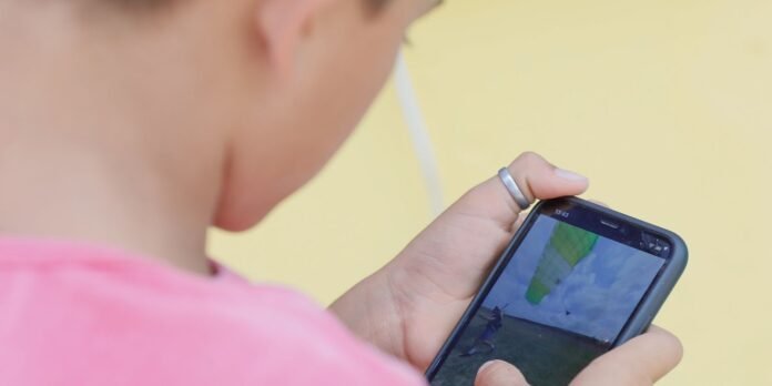 Senado aprova projeto para proibir uso de celular em escolas