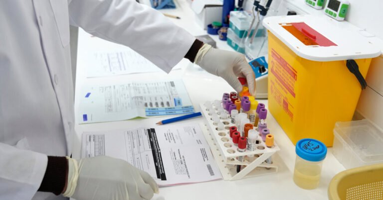 Departamento de Estado permite que a distribuição de medicamentos para o HIV seja retomada - por enquanto
