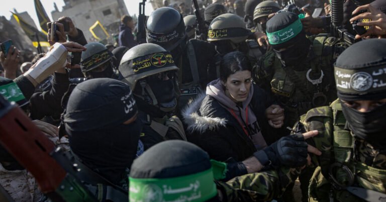 Israel libera prisioneiros palestinos após transferência caótica de reféns
