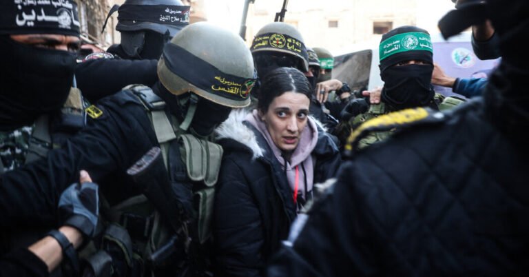 Israel parece claro o caminho para a libertação do prisioneiro palestino após a transferência caótica de reféns: atualizações ao vivo
