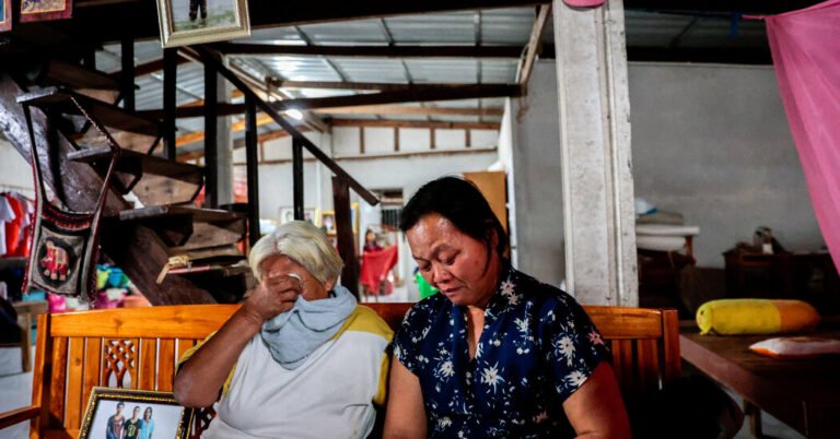 Na Tailândia, vigília distante para reféns termina em lágrimas felizes
